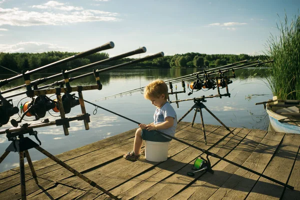 木製の桟橋で釣り竿と漁師の少年 — ストック写真