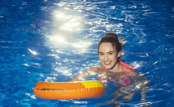 yaz plaj mutlu tatil. Yüzme havuzunda şişme yüzüklü mutlu kız