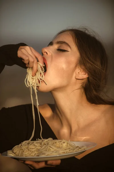 Голод, апетит, рецепт. Шеф-кухар жінка з червоні губи з'їсти макарони. Харчування і здорове харчування органічні, Італія. Жінка їсти макарони як дегустатор або ресторан критик. Італійські макарони або спагетті на вечерю, готувати. — стокове фото