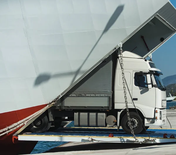 Camion ritten uit ferry, veerboot op zonnige dag. Intercontinentaal vervoer. ? argo busje, vrachtwagen, kamion transports goederen of items tussen landen. Internationaal transport concept. — Stockfoto