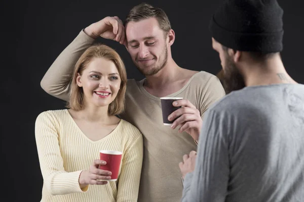 Mannen Vrouw Lachende Gezichten Zwarte Achtergrond Mannen Gieten Dames Cup — Stockfoto