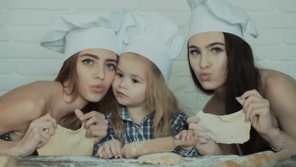 女同性恋夫妇和他们领养的孩子一起做饭 姐妹烹调与他们的弟弟 — 图库视频影像
