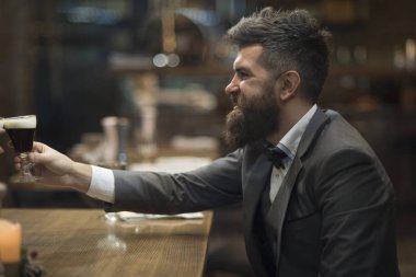 Kızarmış ekmek ve bira cam partide tebrik tebrik gülümseyerek mutlu bir adam, bir tatil ile sakallı adam.