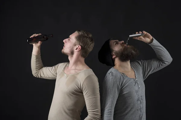 Mężczyźni Pijany Ściany Ciemne Tło Chłopaki Trzymać Butelkę Kolby Alkoholu — Zdjęcie stockowe