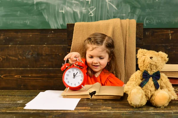 Kinder müssen regelmäßig Hausaufgaben machen. Lehrerin zeichnet mit ihrem kleinen Schüler in der Schule süße kleine Junge zeichnen. Anreicherungsklassen können für einige Kinder schwierig sein, also sind Tutoren am besten. — Stockfoto