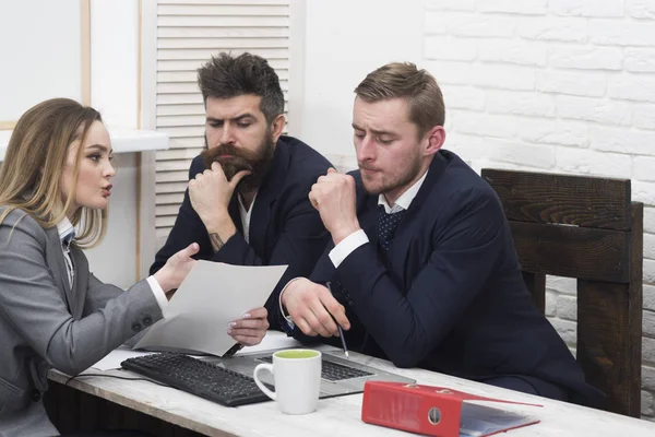 Kadın avukat işlem şartları açıklanmaktadır. İş ortakları, işadamları toplantısında, office arka plan. İş görüşmeleri kavramı. İş anlaşmaları, tartışmak koşulları anlaşma, sözleşme.