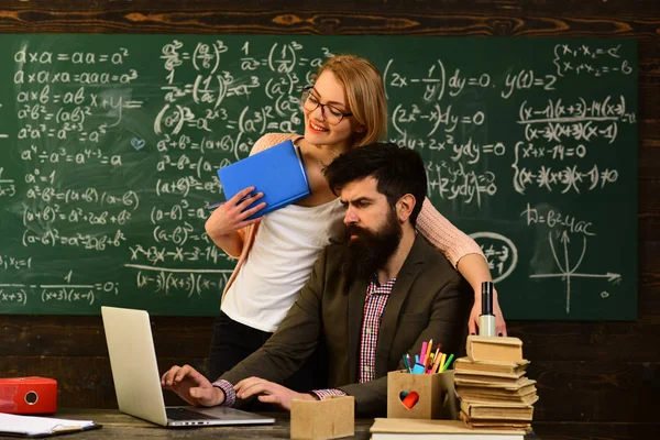 Leraar tekenen op klas op school, universiteitsstudenten die studeren met boeken in bibliotheek, onderwijs is om te leren een om te denken intensivelytutors en studenten liever formeel milieu, — Stockfoto