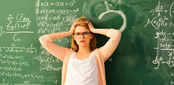 Oude boeken op een ronde houten tafel-, onderwijs- en home concept - benadrukt student met boeken, attente leraar in gesprek met haar student in de wetenschap klasse aan de Universiteit, — Stockfoto