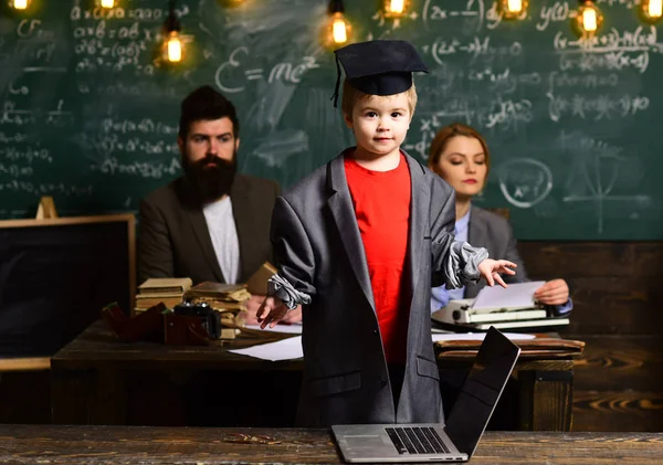 Leraar heeft zijn eigen liefde van het leren van leraar inspireert studenten met zijn passie voor onderwijs. Succesvolle studenten zijn meestal creatieve. Lachende volwassen studenten tijdens de pauze in de klas interieur. — Stockfoto