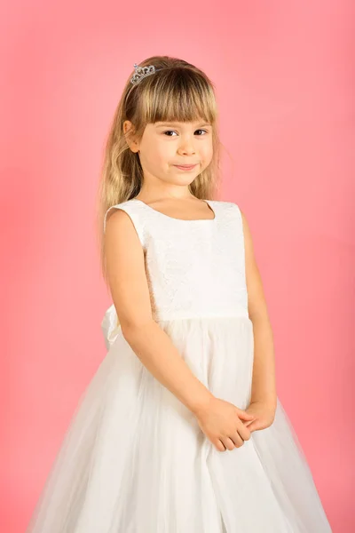 Regarde Coiffeur Maquillage Enfant Fille Robe Glamour Élégante Élégance Mode — Photo