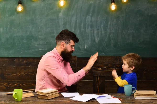 Student studuje online kurzy s počítačem. Velký učitel vyjadřuje smysl vedení studentů. online studium. Učitel by měl věřit, že věci lze změnit prostřednictvím akce. — Stock fotografie