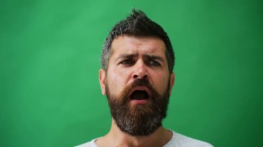 Yakışıklı duygusal adam. Genç adam farklı duygular ifade. Sakallı yakışıklı olan duyguların yüzleri. Erkek yüz duygular. Farklı ifadelerle sakallı adam.