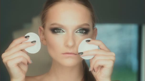Makeupartist Sminka Till Attraktiv Ung Kvinna Makeup För Ung Flicka — Stockvideo