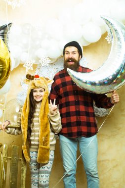 Baba ve kızı balonlarla Noel'de gülümse. Adam hipster ve zafer çocukla el oturum açın. Aile tatil partisi. Babalar günü kutlama. Mutlu aile kutlamak Noel ve yeni yıl