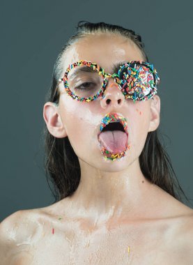 Şeker şeker kiss dudak makyaj. Ruj ve gözlük kız, Sevgililer günü sprinkles. Diyet ve tatlı tatlı, Paskalya. Güzellik ve moda model glamour kız. Sprinkles makyaj ile genç kadın.