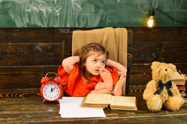 Öğrenci - öğretmen ile dizüstü bilgisayar kullanarak sınıf güzel sarışın öğretmen ile ders dersleri alarak. Bir dizüstü bilgisayar sınıfındaki izlerken bir sınav euphoric kız geçen öğrenci.