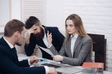 Kadın muhasebeci ekonomik göstergeler açıklamak. İş ortakları, işadamları toplantısında, office arka plan hayal kırıklığına uğrattı. İş anlaşmaları, ekonomist kayıp hesaplar. İş kayıp kavramı.