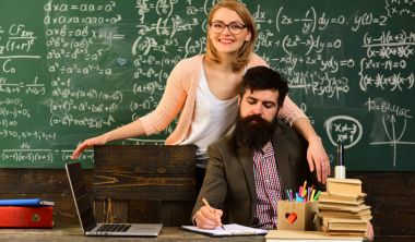 Eğitim ve ev concept - stresli öğrenciyle kitaplar, özenli öğretmen onun öğrenci öğretmen Üniversitesi'nde fen bilgisi dersinde konuşurken erişilebilir sıcak hevesli ve bakım,