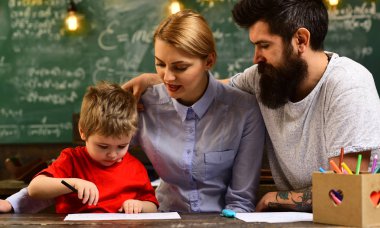 Atölye teknoloji iletişim eğitim iş için öğretmenler sahip iyi dinleme becerileri, kadın öğretmen sınıfta modern teknoloji dizüstü kullanarak portresi,