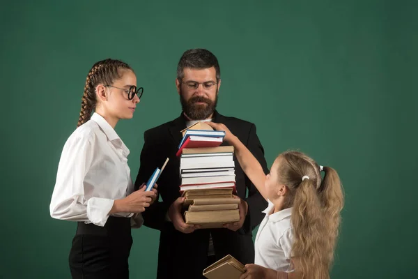 Profesor Las Niñas Tienen Montón Libros Escuela Tiempo Escolar Hermanas — Foto de Stock