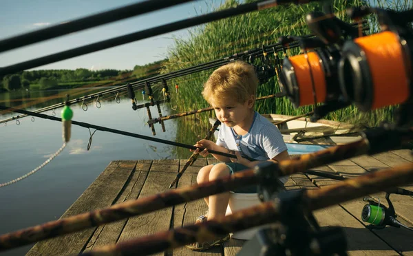 愛らしい小さな男の子の日当たりの良い夏の日に湖にある木製のドックから釣り — ストック写真