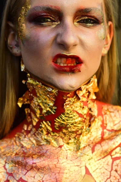 Retrato Bela Menina Loira Vampiro Com Listras Sangrentas — Fotografia de Stock