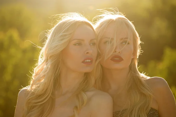 美女和时尚 关系和家庭价值观 女孩与性感的红唇 家庭和姐妹 金发女郎和户外化妆的女人 夏天阳光明媚的双胞胎天气 — 图库照片