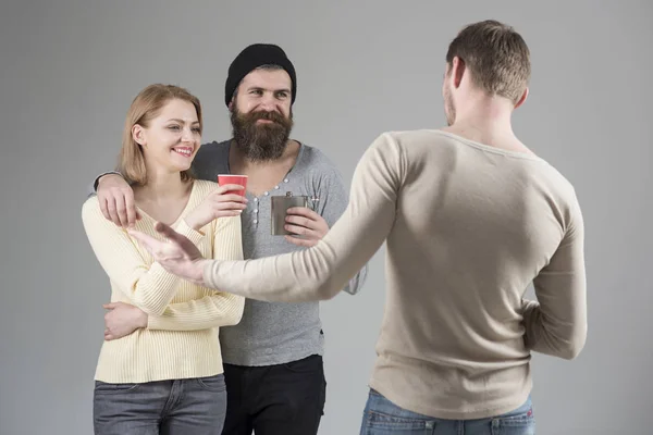 Gezelschap Van Vrolijke Vrienden Doorbrengen Vrijetijdsbesteding Met Drankjes Communicatie Vriendschap — Stockfoto