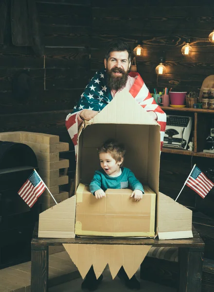 Amerykańska Rodzina Wesoły Flagi Usa Grać Rakiet Wykonane Kartonu Kosmonauta — Zdjęcie stockowe