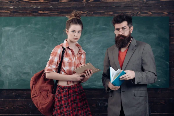 Lehrer Mit Brille Lesen Berichte Talentierter Schüler Die Fehler Korrigieren — Stockfoto