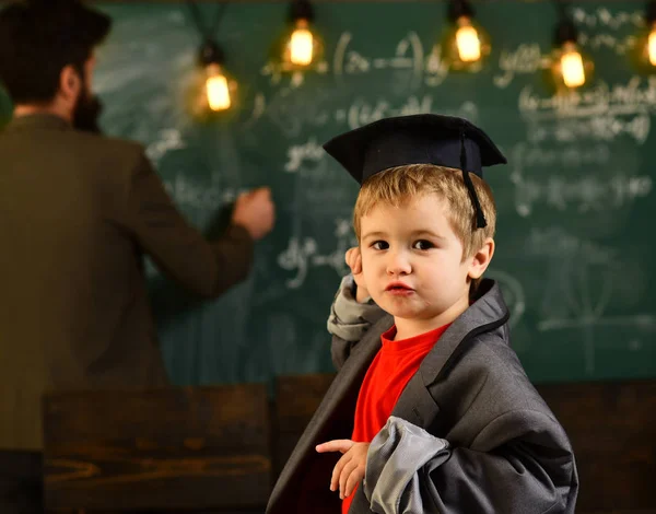 Concept d'apprentissage en ligne avec l'élève tenant son ordinateur portable moderne, Jolie enseignante aidant l'élève en classe à l'école primaire , — Photo