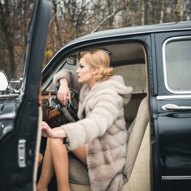 Eski model araba içinde telekız. Seyahat ve iş gezisi ya da hiking hitch. Escort ve güvenlik görevlisi lüks kadın için. seksi kadın kürk paltolu. Retro koleksiyonu araba ve otomatik sürücü tarafından tamir