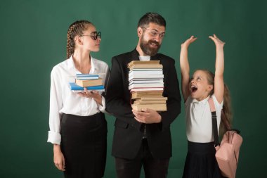 Geri okul ve evde eğitim için. Kız ve baba Kitaplığı'nda okul zamanı. Bilgi gün eğitimde. Edebiyat ders ve okuma gramer kitabı. Öğretmen adam ve kızı okulda kitap kazık tutun