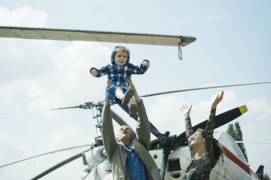 Anne, baba ve heyecanlı çocuk Havacılık Müzesi havada yürüyüş. Mutlu aile zaman harcamak birlikte, gezi, helikopter veya uçak arka planda, güneşli bir gün. Yetiştirme ve geliştirme kavramı.