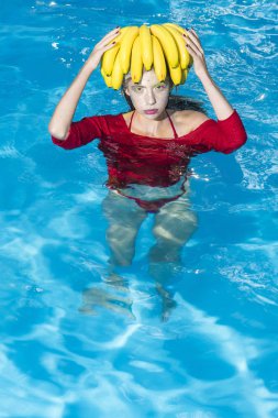 Suya yakın kız meyve vitamini. vitamin ve sağlıklı organik gıda