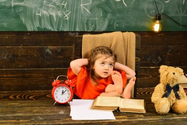 Öğretmen çocuğunuzun aynı yaşta çocuk eğitimi deneyimi ile bak. Ebeveynler genellikle çocuklarının akademik koçluk içine koymak. Özel öğretmenin en iyi çocuk okul ile tutmak yardımcı olmak için işe yarayabilir.