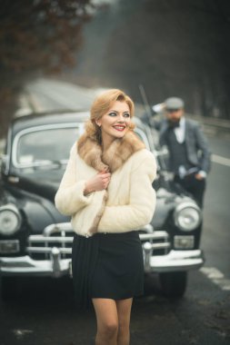 Retro koleksiyonu araba ve otomatik mekanik sürücü tarafından onarın. Çift Romantik tarihte aşık. Seyahat ve iş gezisi ya da hiking hitch. Eskort kız güvenlik tarafından. Sakallı adam ve kürk manto seksi kadın