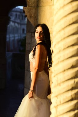 Güzel gelin taş sütun sırasında duruyor