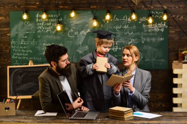 Öğretmen Ders başlıyor. Çalışkan temel ve öğretmen ders konuşma portresi. Endişe öğrenci matematik ile ilgili bir sorun var. Kitaplığındaki kitap okuyan üniversite öğrencileri.