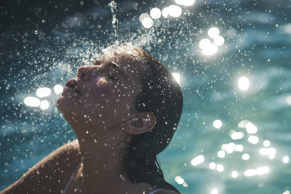 Beauté Femme Est Hydratée Dans Bain Femme Mignonne Sur Mer — Photo