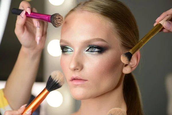 Muchas Manos Haciendo Maquillaje Mujer Joven — Foto de Stock