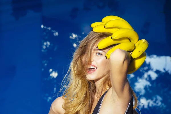 Wakacje Podróże Oceanu Witaminy Banana Dziewczynę Pobliżu Wody Zbilansowana Dieta — Zdjęcie stockowe
