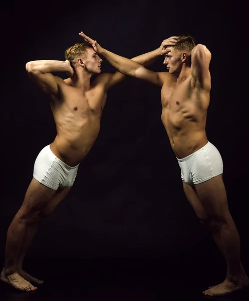 在普拉提或瑜伽训练马戏团体操运动员 健身节食和杂技的灵活性 健美运动员的运动锻炼 有肌肉的双胞胎男性在平衡姿势 男人的友谊做体操 — 图库照片