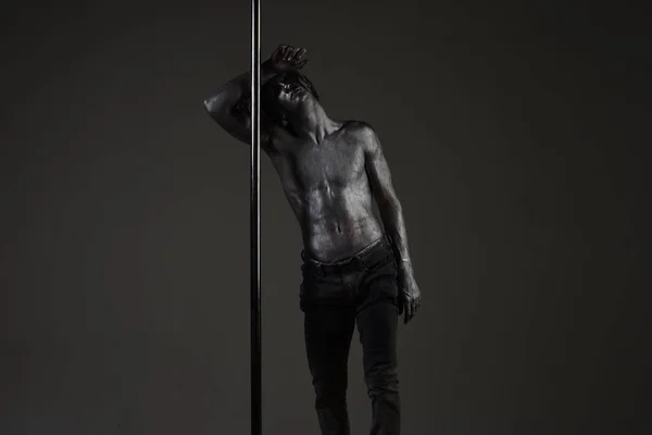 Χορευτής Κουραστεί Έννοια Τύπος Άπαχο Μεταλλικό Στύλο Άνθρωπος Γυμνό Τον — Φωτογραφία Αρχείου