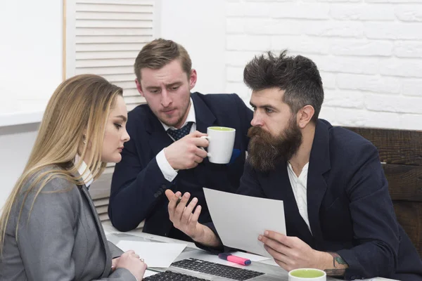 Geschäftspartner Geschäftsleute Bei Besprechungen Bürohintergrund Chefs Interviewen Frauen Zur Einstellung — Stockfoto