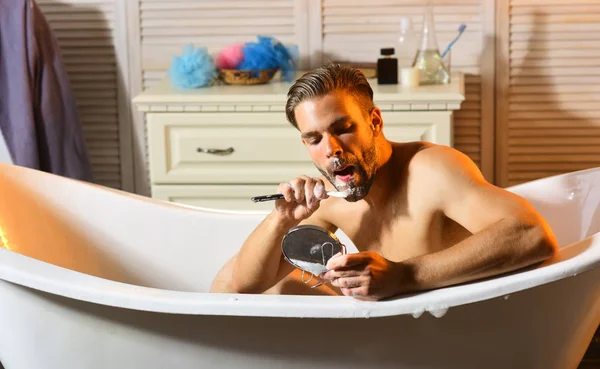 シェービングは 理容室 理髪店 かみそりで剃る男の鏡浴槽 — ストック写真