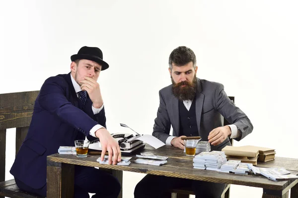 非法经营理念 公司从事非法经营 桌子上坐着一堆钱和打字机的男人 商人在饮酒和吸烟时讨论非法交易 白色背景 — 图库照片