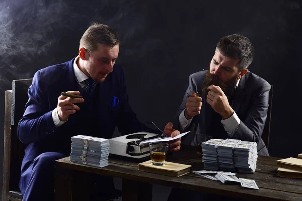 Mannen Zitten Aan Tafel Met Stapels Geld Schrijfmachine Bedrijf Betrokken — Stockfoto