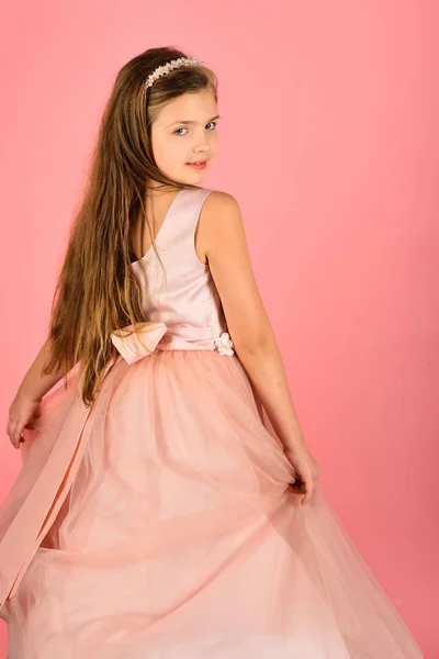 Moda Bellezza Principessina Guarda Parrucchiere Trucco Modella Sfondo Rosa Bellezza — Foto Stock