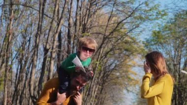 Mutlu bir aile. Mevduat, kredi kavramı. Seyahat kavramı. Yatırımlar. Parlak gelecek, sevgi dolu aile. Mali.